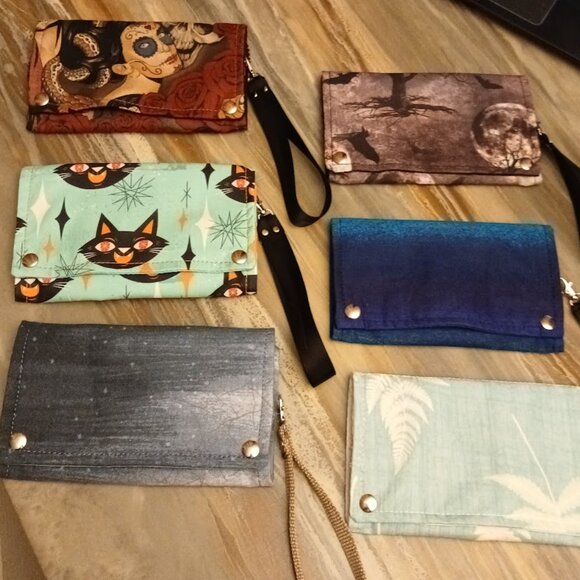 Nwt Snap closure Tri-fold Wristlet Wallets with Zippers Cats Bats Leaves Western - Picture 1 of 16